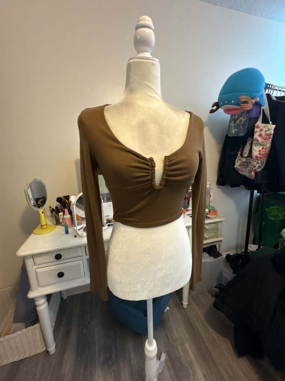I Joah Brown Long Sleeve Ruched Keyhole Crop Top